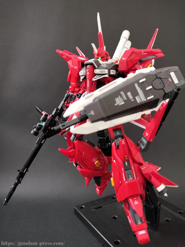 ビームライフルのグレネードランチャーをシールドに載せ替えた画像です。