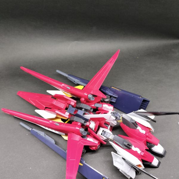 セイバーガンダムSPEC2って感じで製作中。最初バウみたいに前と後ろで分割しようと思って太もも改造しましたがしっくりこず。戦闘機ベースでミキシングしてます。（4枚目）