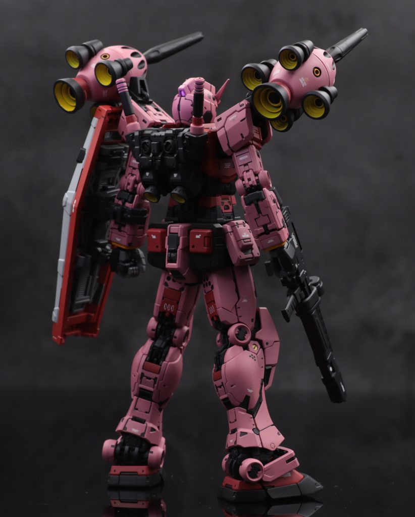 形は全然違いますが、カラーリングの配色などで寄せてます。シールドのジオンマークに悩みましたが結局手書きになりました。