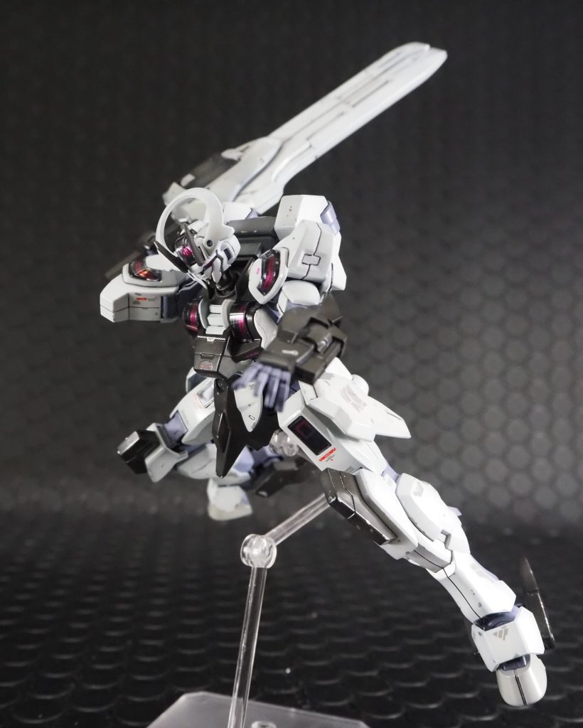 各関節の可動域も広く、シース携帯のガーディアンを片手で支えるにも十分な強度がありました。