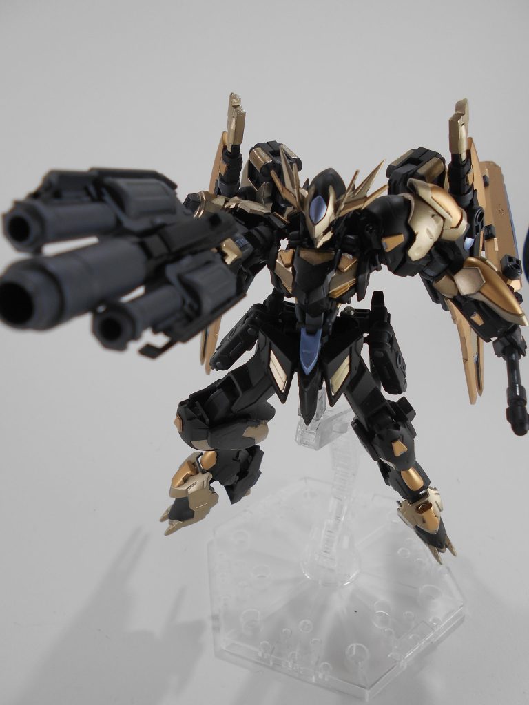 グレネードガン、「ブランシ」。オリジナルのグレネードガンにロケット砲を増設しました。弾切れの際には武器ごと破棄する前提の武装です。「ブランシ」はギリシャ語で「輝岩」のアナグラムです。  