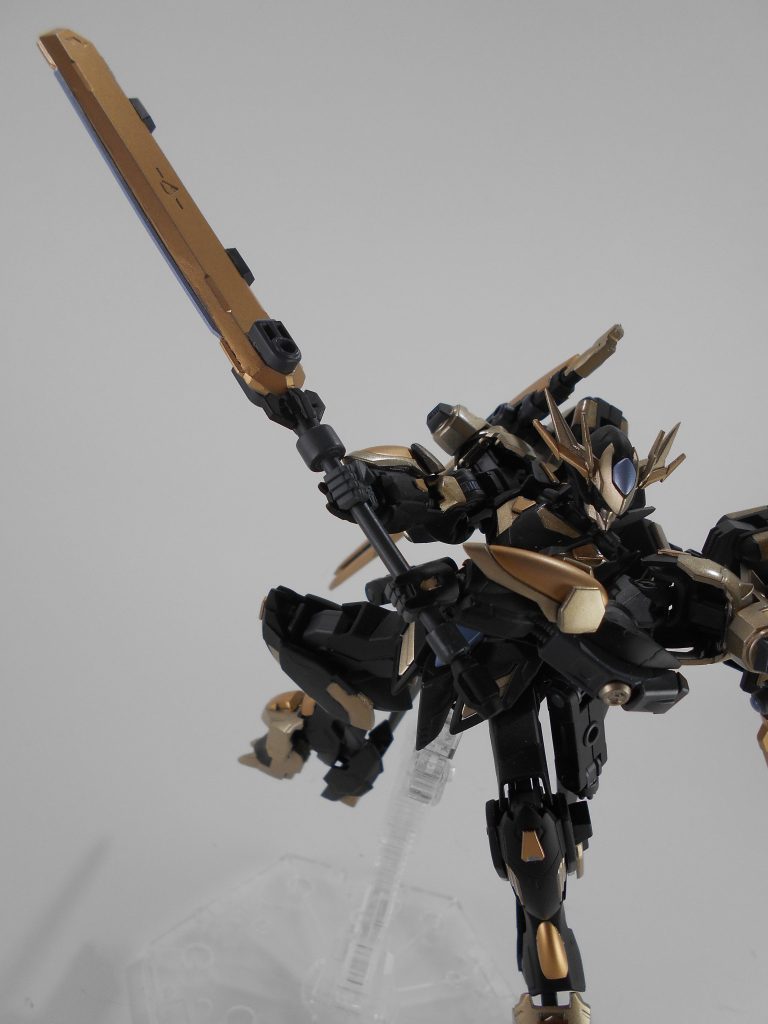 ソードメイス改、「アラリィ」。ソードメイスにハードポイントとバーニアを追加、柄の部分は伸縮可能にしています。ソードメイス自体にビームを纏わせるのではなく打突部分の一箇所にビームを流すことで焼き押し切ることが可能です。「アラリィ」はギリシャ語で「星輝」のアナグラムです。