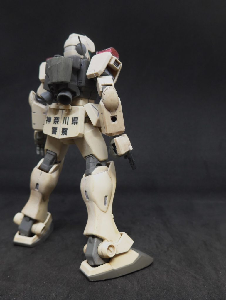 後ろからです。パトランプを流用したカーキットに県警デカールがあったので貼っちゃいました。ランドセルの後ろに拳銃のホルスターをつけています。