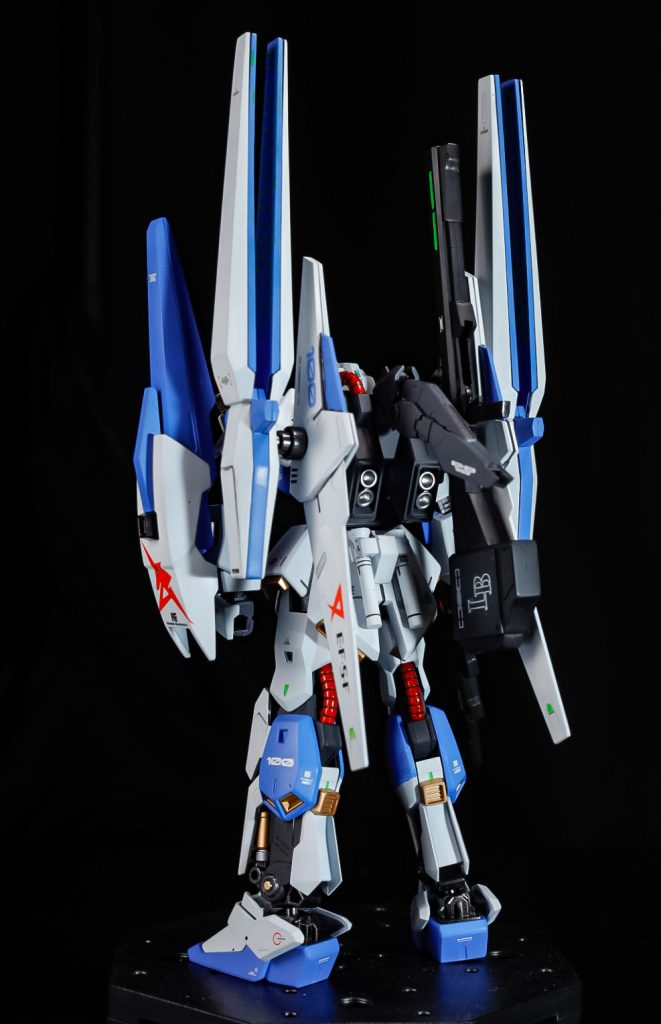 ファンネルは折りたたみ式ではなく固定状態で使用するフィンファンネルが採用されたがグリプス戦役中のオーガスタ研究所のサイコミュシステムの流用だったためアムロですらパイロットの負担が大きく思うような運動性能が発揮しないなどあって運用がやはり難しい状態で「こんなんでは使い物にならない！」と一蹴されてしまう。