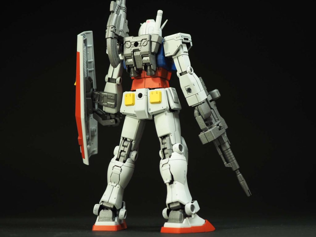 後ろ姿。右足のスラスターのフタが空いているのがカッコ悪い(笑)