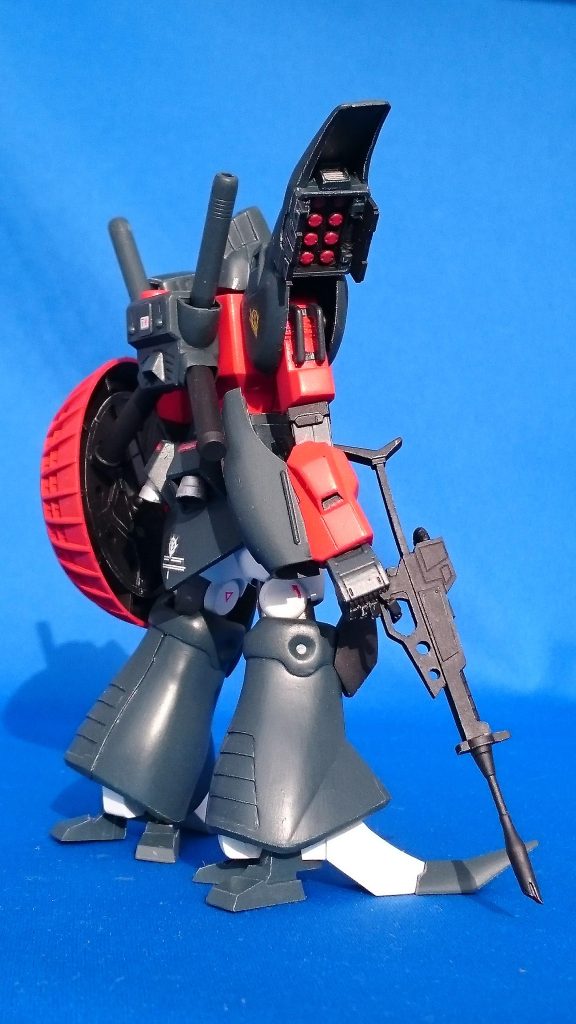 右肩アーマーにミサイルランチャー装備。