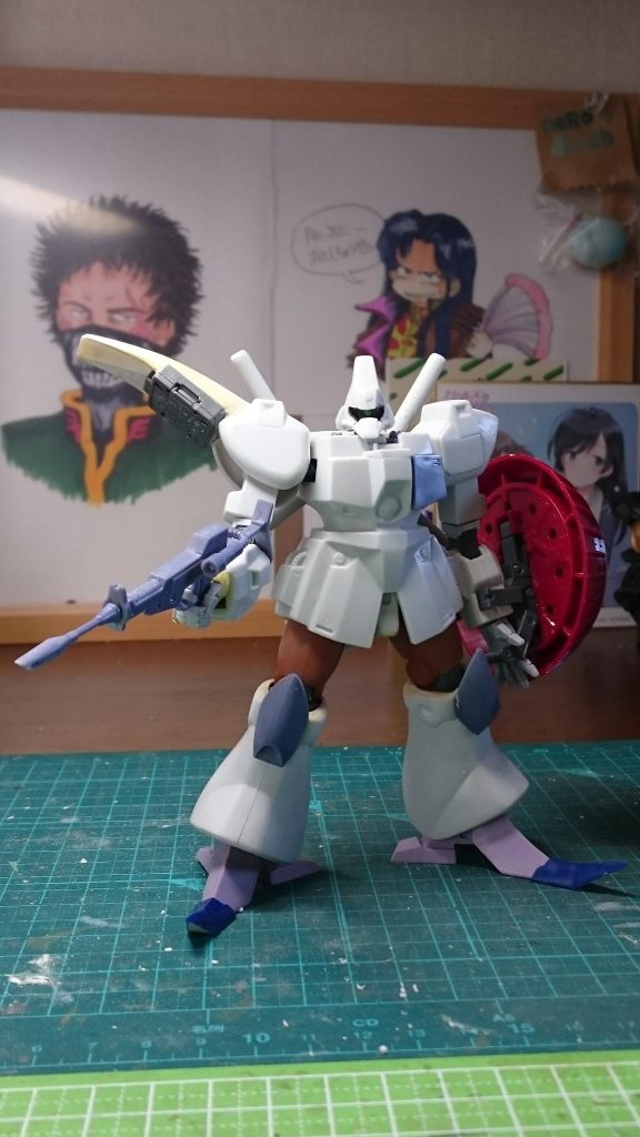 右肩アーマーは先細りさせず、幅増ししてランチャー嵌め込み。