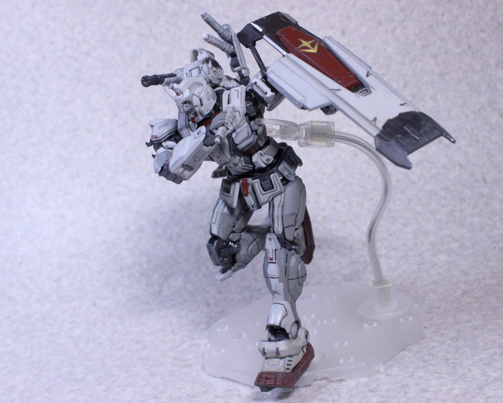 プラモの話に戻ります。ガンダムEX、手足が長く結構異形なガンダムですよね。プロポーション等本編のCGの再現性はかなり高いキットだと思います。色分けも良し。独特なデザインなのでキットの作りも今までのガンプラにはない組み方や機構があったりするんですが意外とパーツ数はコンパクトにまとめられている上ランナーのパーツ配置も親切(HGACリーオーや30MMのような部位ごとにある程度パーツがまとめられたランナー構成)なのでかなり組みやすくて楽しかったです。作ってみて改めて気付いたのですが白とグレーをベースに一部レッドブラウンが入るカラーリングや特に背面のメカニカルなディテール等スターウォーズに出てくるビークルを思わせるデザインです。白とグレーの組み合わせの装甲は骨格と筋肉のイメージでしょうか、劇中で顔が髑髏のように見えるシーンもありました。 今回は関節部だけガンメタで塗装、あとは細かい部分塗装に軽くウォッシングとドライブラシで仕上げました。ガンダムEXってロールアウトしたての新型で劇中でやられるシーンがほぼ無いので本編中だと綺麗な状態(装甲の質感も割と光沢寄り)なんですがそれはそれとしてウェザリングして汚したいデザインなので軽くウェザリングして艶消しでフィニッシュしました。(関節部等は光沢のまま)