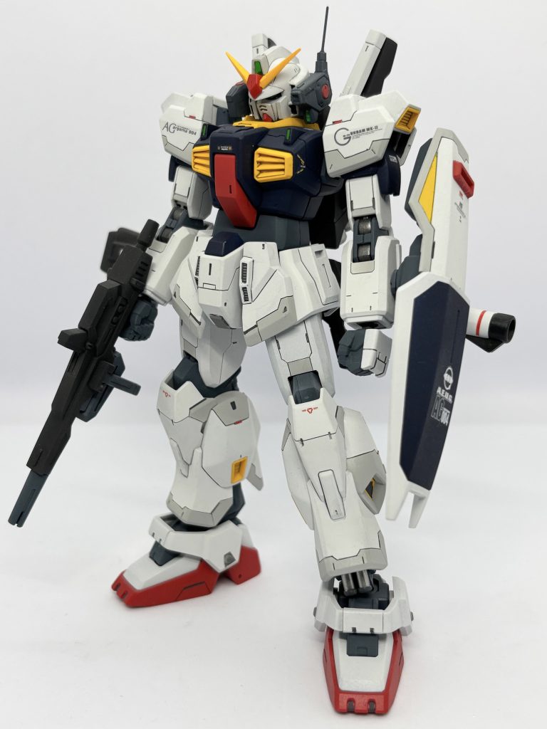 首の延長によるアゴ引きショット。ホワイト部は濃淡2色で塗り分けしました。他、全身を美容整形、スジボリやレッドチップなどで情報量を増やしました。