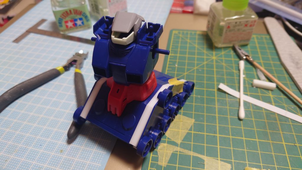 ワイド化のため片側5ミリ幅増し。腰?横腹?のパーツはそのままなくして全高を低く。頭部は出来ないプラ板工作で何とか形に。左右対称にはできていません😓