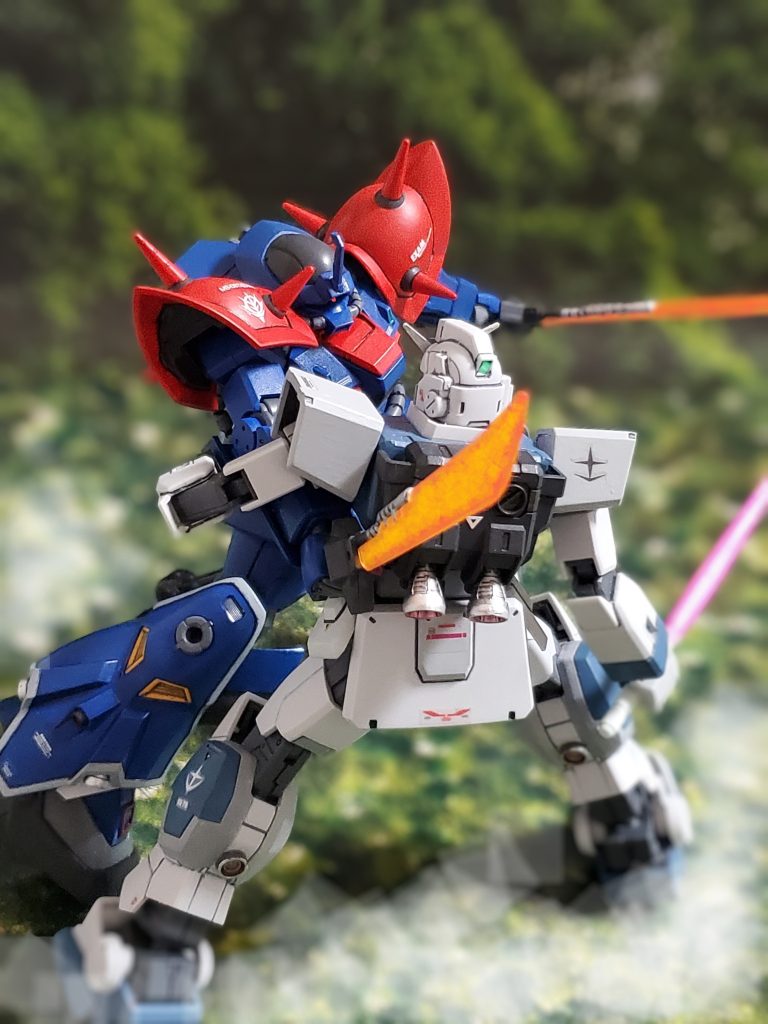 なんと❗❗襲い来る右腕を左脇で抱え込んだのだ~🤩✨腕を抑えられ離れられなければ自慢の高機動性も発揮できない👍無いに等しい勝機をググっと上昇させたのだ😆🎶してやったりの笑みを浮かべるバルザリー少尉😎✨バルザリー少尉は蒼い死神との戦い以降、この高機動性の対抗策を練っていたのだ✌️