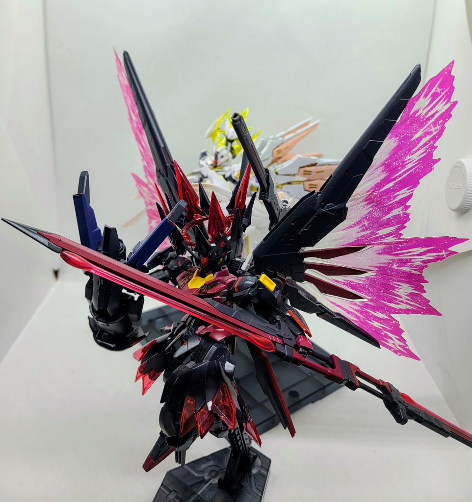 本体をヘヴン、外装をフォーリンをイメージした機体で2機に分離出来る様になっています。過去作の「フォーリン」が舞い降りる剣をして救えなかったバッドエンド的な機体です。ざっくり説明すると元ネタから貰った「神秘」でフェネクスくん状態になりましたと形態名の「ヴァルプルギス」は魔女が集まって祝宴を開く夜になります。二人の魔女が一緒に(データストームの中で)なれたお祝い的な…以下装備の紹介になります~