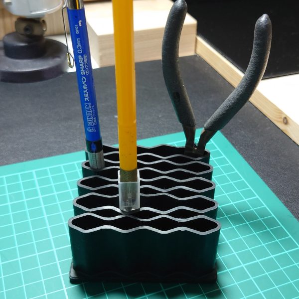 100均で買ったゴムのペン立て