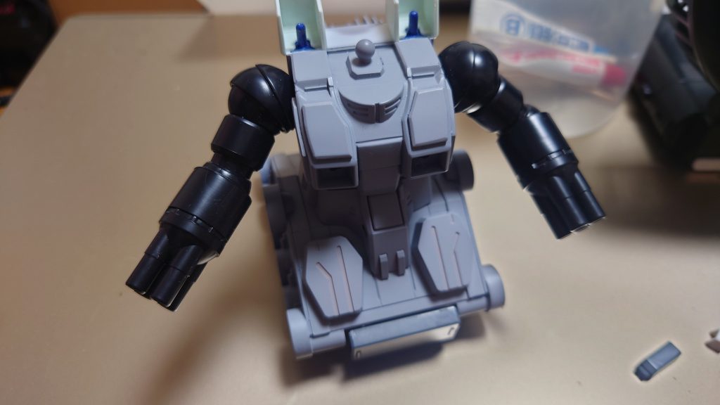 キャノン砲の根元は関節プラプラになったEGガンダムから肩パーツを。サイドアーマーも同じEGガンダムから。プラ板貼ったり、ヘビーアームズからアーマー貰ったり。