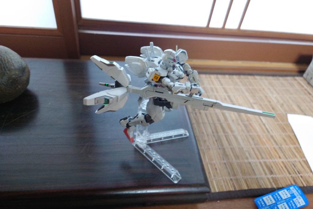 パールホワイトを塗装後クリア吹いたり関節部にシルバー塗ってくりあふいて ひたすら磨いたけど光らん