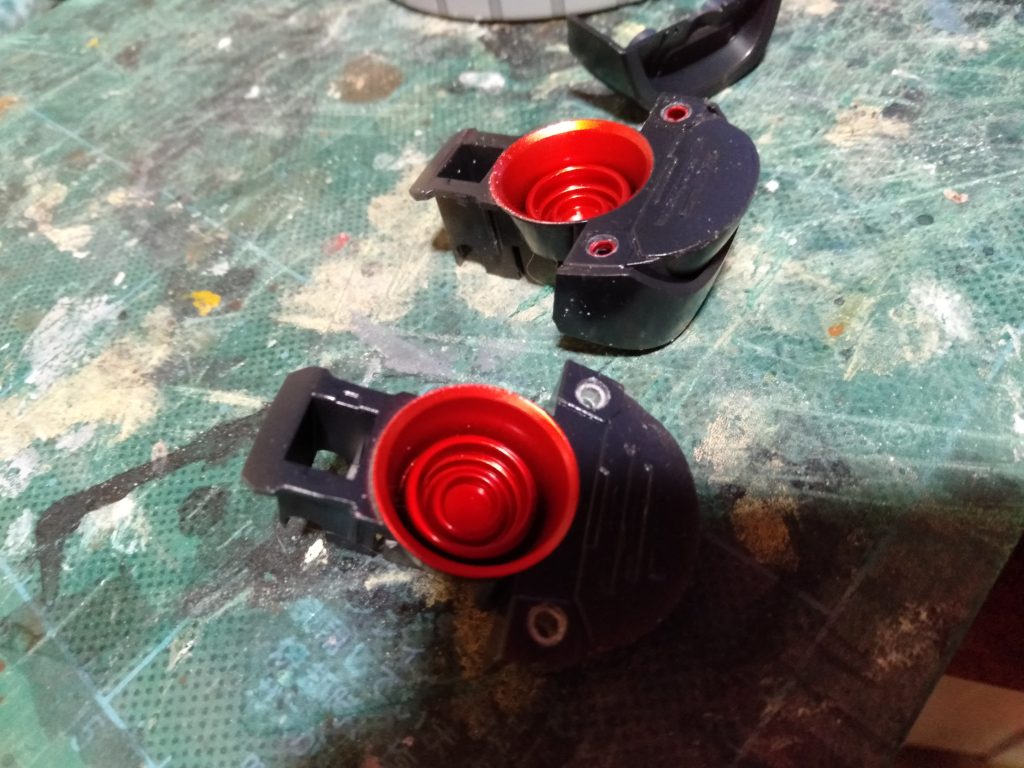 んで、面倒な足裏もSPPパテにて肉抜きを埋めて、小さなモールドのバーニアも3mmで開口して、同じく3mmのプラパイプを接着して塗装します。この方が塗装よりもバーニアらしさが増します。w