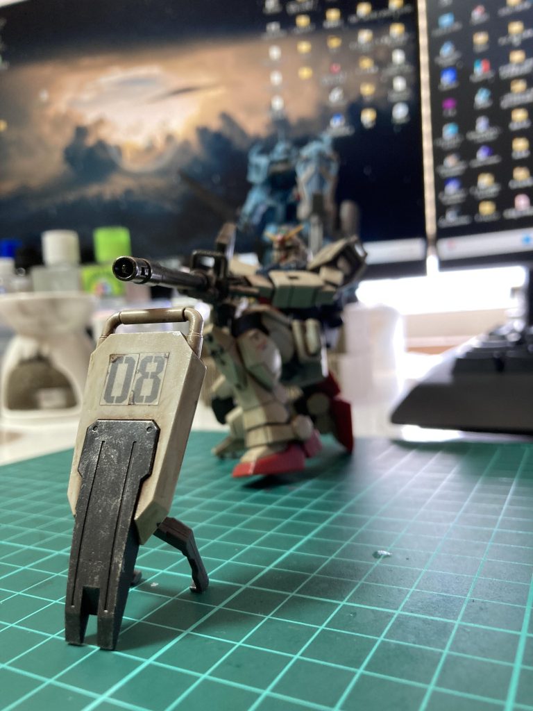 盾と銃口を強調08のシールが剥げて、塗装が隙間に入ってますトップコートを怠けたせいですね 