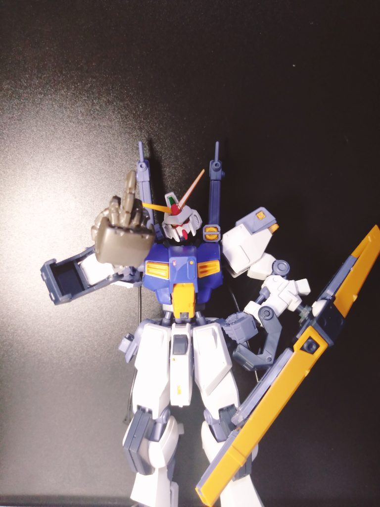 迫力を出す為にMG用のメカニカルハンドパーツ？とかそんな感じのハイディテールおてての指を関節毎にバラバラに切って角度付けてそれらしく作り直しました。これは完全にDガンダム専用ハンドパーツですねw