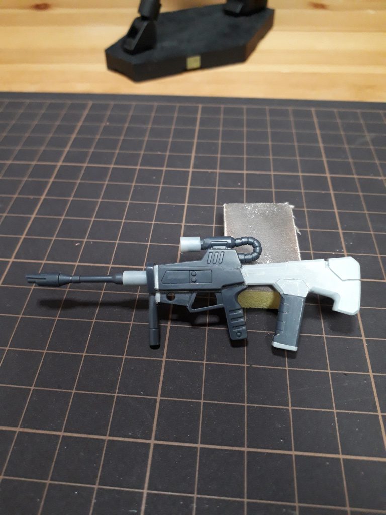 色の濃い部分は元のパーツ。明るい部分はくっつけたパーツ。銃身がちょっと曲がっちゃったのよねー