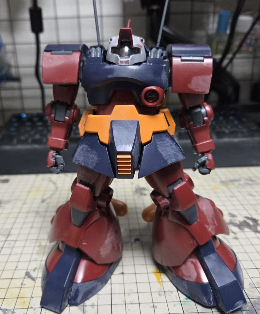 塗装前の表面処理終わりの図。いいキットなんですが、腕の大胆な合わせ目消しやヒケ処理が大変でした。