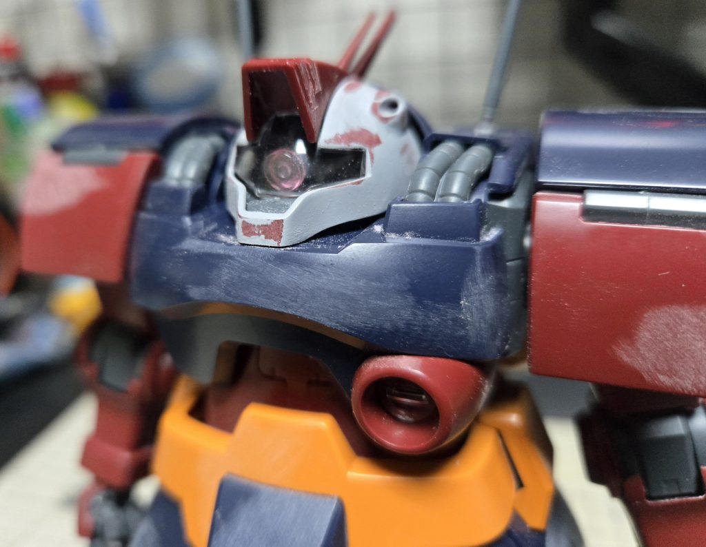 頭部バルカンには元々、大胆に隙間が空いていましたがパテで埋めました。