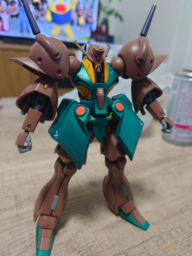 モノアイと腰の部分のレンズは蛍光塗料で塗装。ブラックライトでグポォン！！