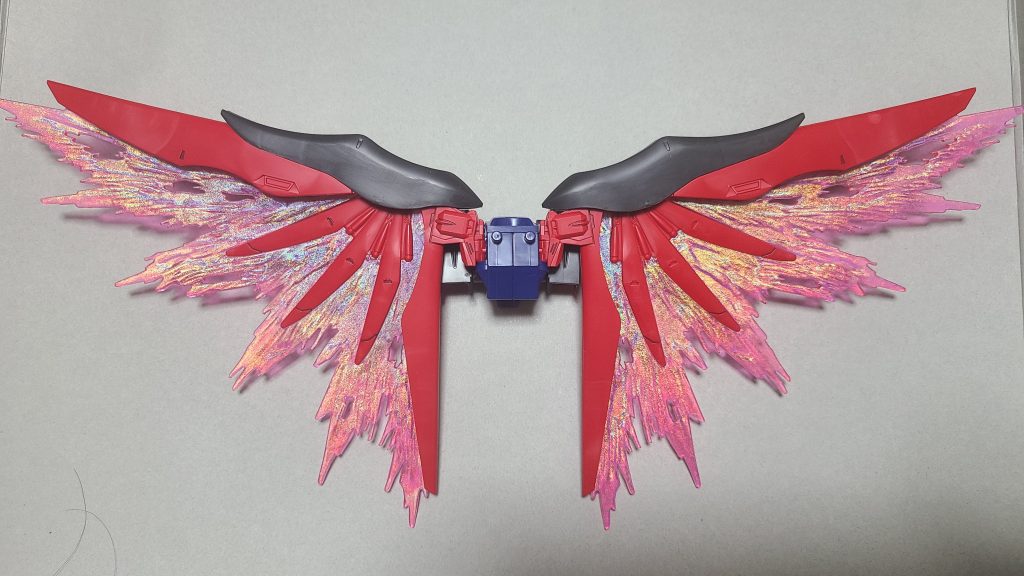 とりあえず最初にバックパックだけ組んだ時のを。これでならトランザムホロレッドの感じが少しは伝わりやすいかな……?