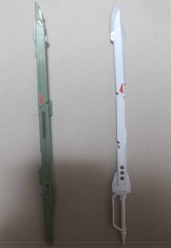 アロンダイトと名無し砲の完成時。マーカーとヘビーガンメタリックだかで部分塗装してます。