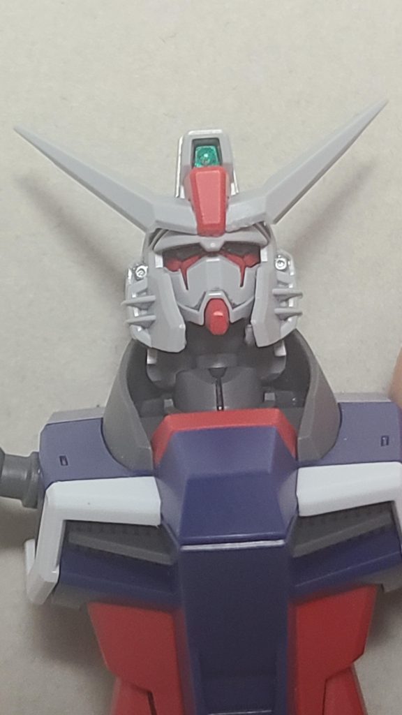 頭部と胴体をとりあえず組終わった時。ツインアイとセンサーにレジン使ったんですけどめちゃくちゃ分かりづらくて残念。しかもセンサーのはアンテナ嵌める時に赤いパーツで少し傷付いちゃったみたいで…(´・ω・`)