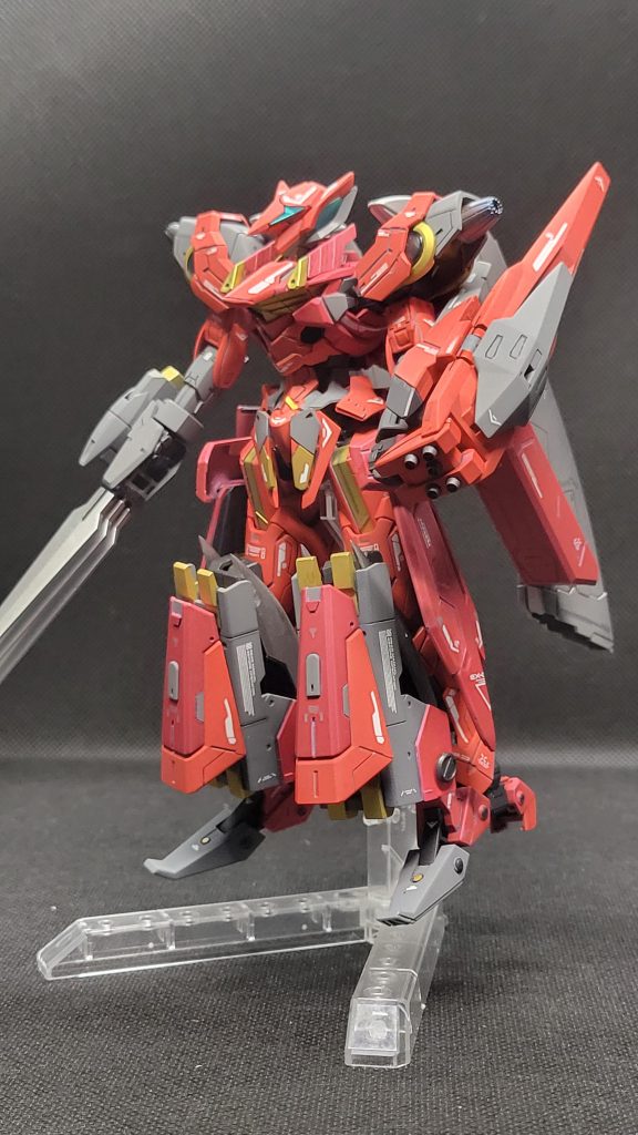 背面に大型のブースターと各所にブースターやスラスターを盛った高機動型、格闘兵器と射撃兵器もいっぱい!