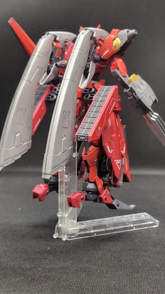 右手にソード左手にハンマーはロボの基本笑三連ソードと二連装ビームバルカン、シールド ライフル ナックルガードの複合武装腰部には18連装マイクロミサイルポットスラスター×2脚部は大型クローブースター、爪と爪の間にあるブースターは敵機に突き刺した後スムーズに引き抜くのに必要!「ぬ、抜けない!?ぐわー!」とならないために超重要!