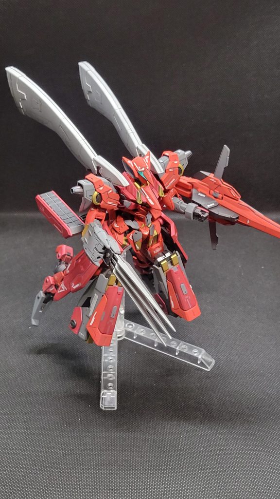 ササッと作るつもりが3ヶ月くらいかかってしまって、塗装やスジボリもかなーり失敗しました笑右手の爪からスミロドナットをモチーフに作り始めたのになぜか猛禽型になる不思議🤔