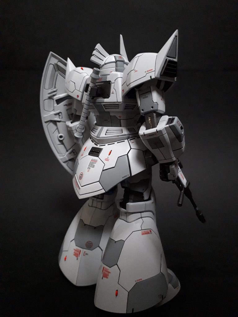 カラーリングに特に意味はなく、以前のホワイト・ドムで白寄りのモノトーンいいかもという思いつき。でも発色しにくい白地獄。希釈率を少しでも間違えると上手くいかないようで、、、