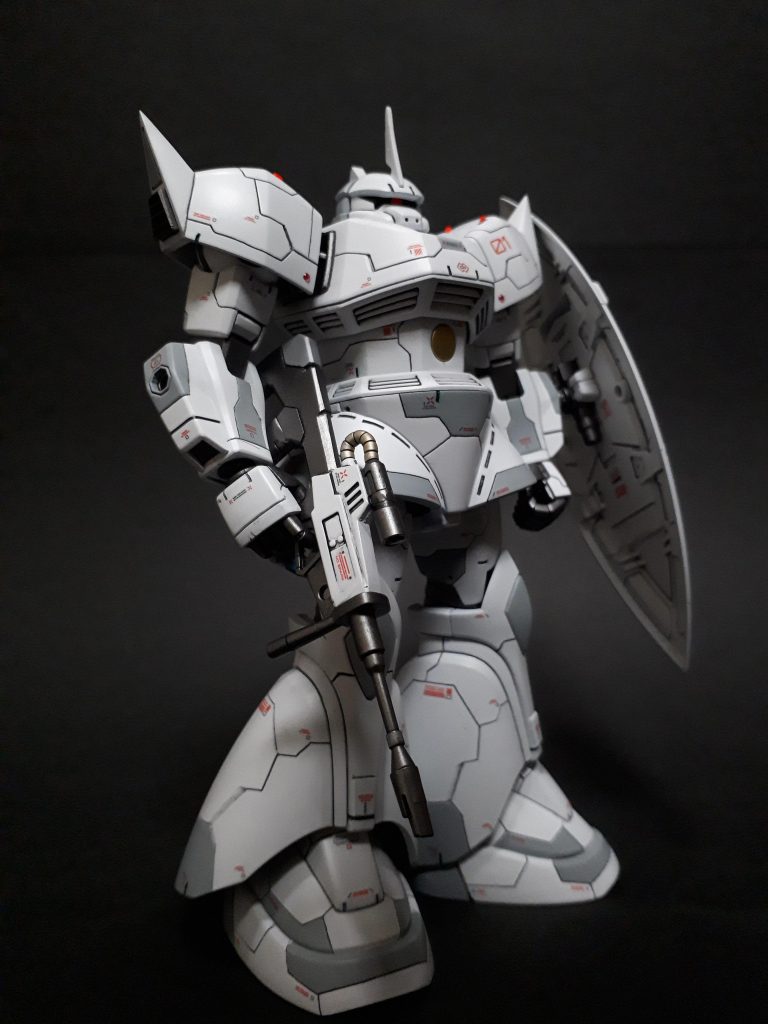 ビーム・ライフルは工作の練習として作り替えてみました。ステアーAUGという実在の銃をモチーフに、切り刻んでくっつけて付け足して形にしてみましたが、いやー難しい！