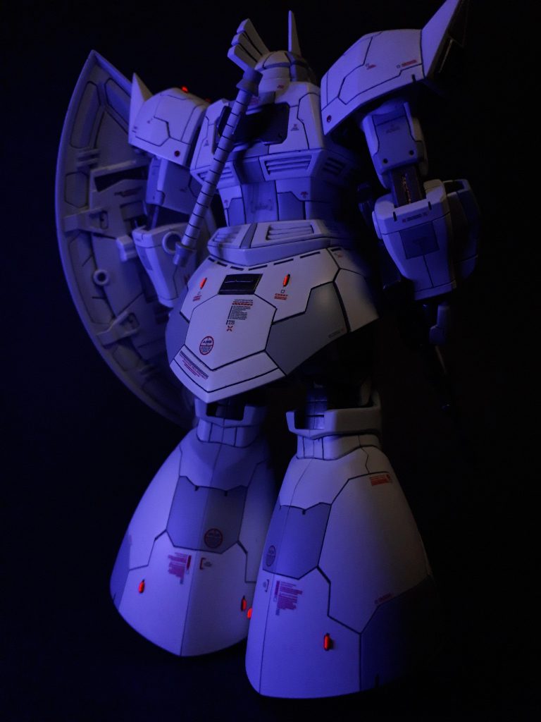 水性ホビーカラーの蛍光色が出ていたのを思い出してレッドチップ的に使用してみました。ブラックライトの光源持ってないから普段光らないのが物足りないなー（このライトはダイソーのUVレジン硬化用のLED）