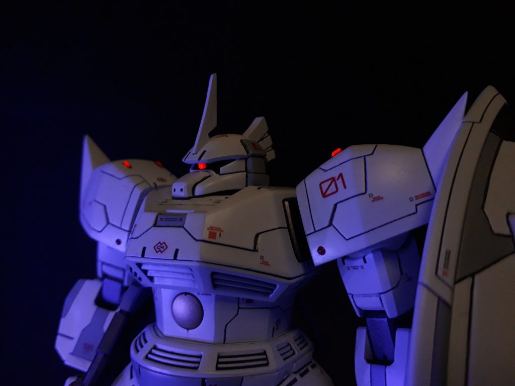 モノアイも蛍光。ランナーの切れ端の丸めて、穴を開けて入れてみました。こう見るとカッコええなぁでも暗くしないと効果半減だからジレンマ