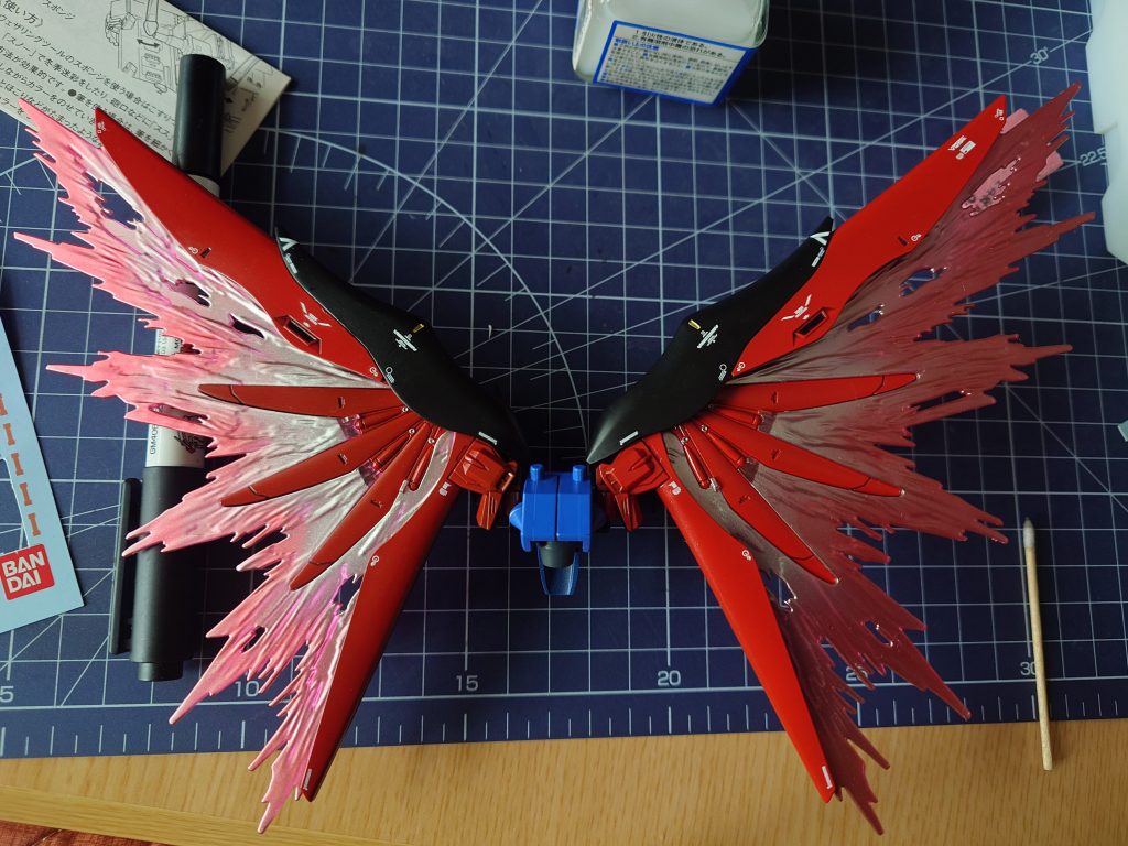 翼はシルバーとメタリックレッドで塗装しました♪結構お気に入りです！