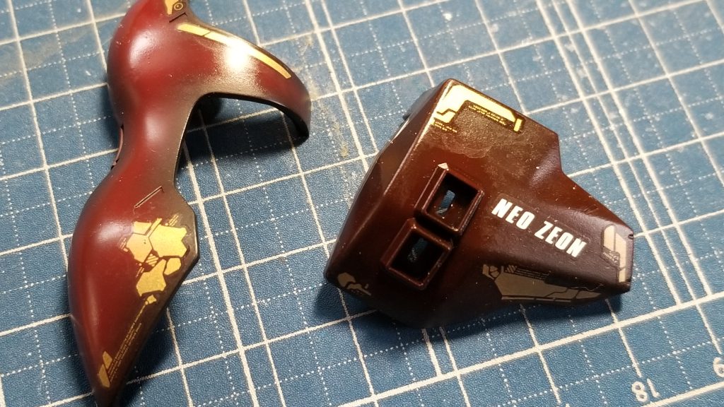 基本的にはグラデーション塗装で淵の汚れを表現。これでデカールを張るとそこだけ綺麗。で、あとからシャドー吹きで汚れを表現