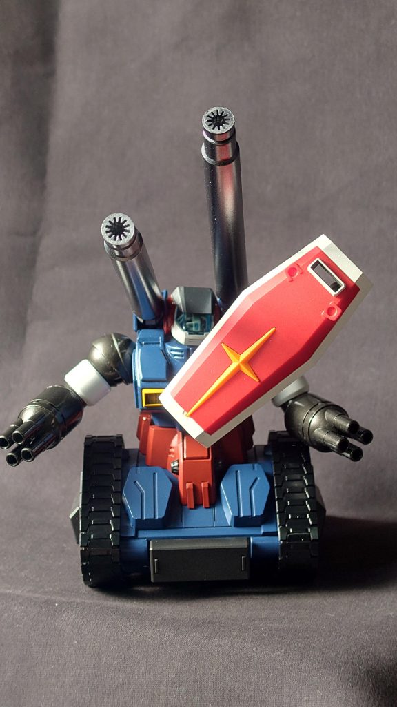 頭部に生身の人間はちょっと。ってことでセンサーっぽく。防御にシールド欲しいよね、と思いアームで動くシールドを。ジムか、ジムIIIの物です。