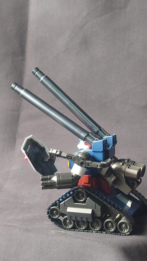 バックパックからシールドのアーム生えてます。ザクスナイパーカークス機の余剰パーツベースで。あとから思いつきで追加したので、ポリキャップ等仕込んでなく、穴開けて直挿しです。