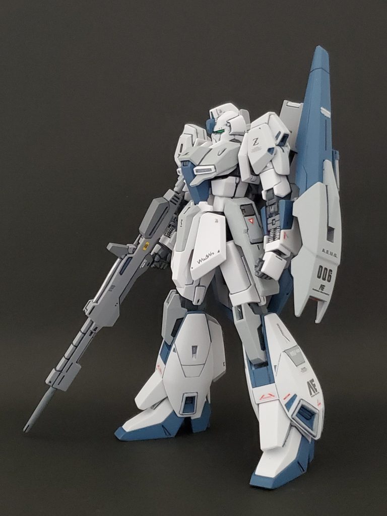 今回は久しぶりとなるZガンダム製作～😊🎵使用キットはガンダムベース限定の３号機初期検証型です👍️✨Zの物語の中でカミーユの手に渡る直前のプロトタイプ最終型というコンセプトで製作👊✨そのためカラーリングイメージはロールアウトカラーとし、グレーと白を基調としました😊また試作機ということで、その後のZとの違いをだすためガンダムタイプの特徴であるV字アンテナを排除❕そして、腰サイドアーマーにはBFのライトニングガンダムのものを採用しております🤭✨カラーリングはキットの成形色を生かし白とグレーベース⬜で、そこに大好きなミディアムブルー🟦を配色しております🙌🎵いつも通り筆塗りで今回は部分塗装🖌️✨仕上げは艶消しスプレーです👍️