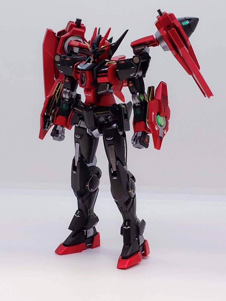 工作は頭部のアンテナ延長と腕の合わせ目消しくらい、肩の穴はハイキューパーツのメタルパーツで塞ぎました。要所要所のモールドにグリーンチップを貼り付けています。