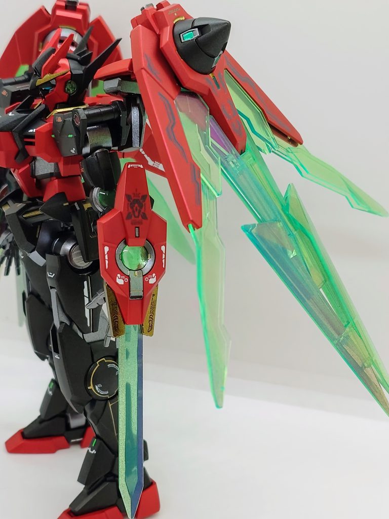 エフェクトパーツ装着。ガイアノーツさんの偏光塗料を薄くコートしているので、透け感を残しつつ角度によって赤紫系の色が覗く感じになっています。…が、写真越しだとかなり分かりにくいですね。