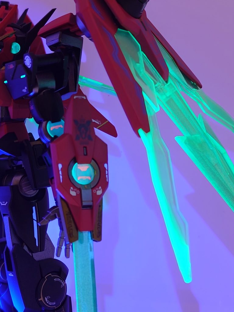 集光樹脂製のパーツは元々ブラックライトに反応するので、それ以外のクリアパーツに蛍光グリーンを吹いています。コンデンサには透明のデカールを貼って、ブラックライトを当てた時だけ文字が浮かび上がる…みたいなのをやってみました。試みとしてはそこそこ上手くいった…かも。 