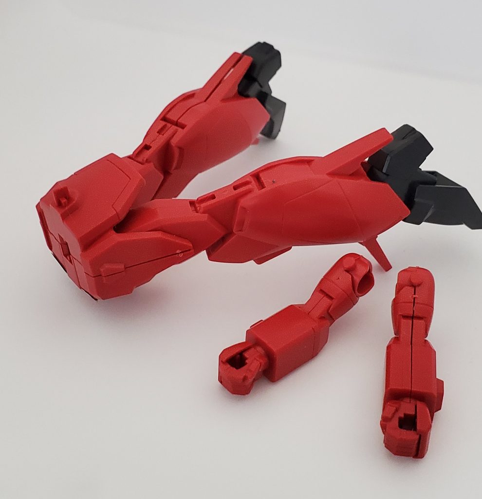 旧キットのジャンクを購入したので 椀部は2パーツで動かないし脚部はももから足首まで動きません!これを可動させるにもポリキャップ全開の大手術でした。