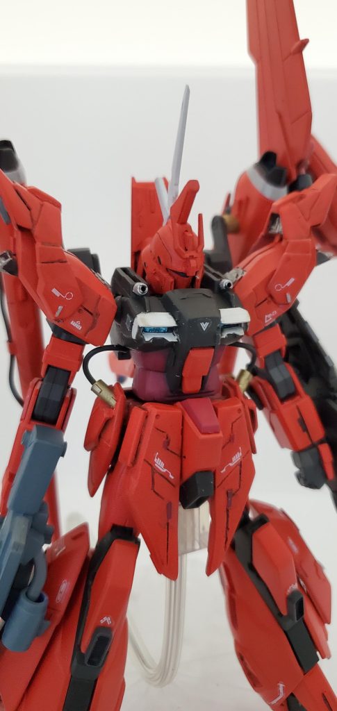 セイバーの顔パーツを奥へ移動 とさかの部分を切り貼りジャンクパーツ等でバウのシルエットに近づけました。