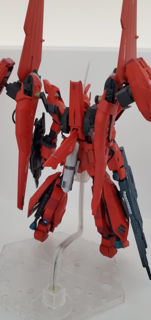 背中のスーパーフォルティスビーム砲を活かして大型スタビライザー可動部を多くしてフレキシブルに動きます。