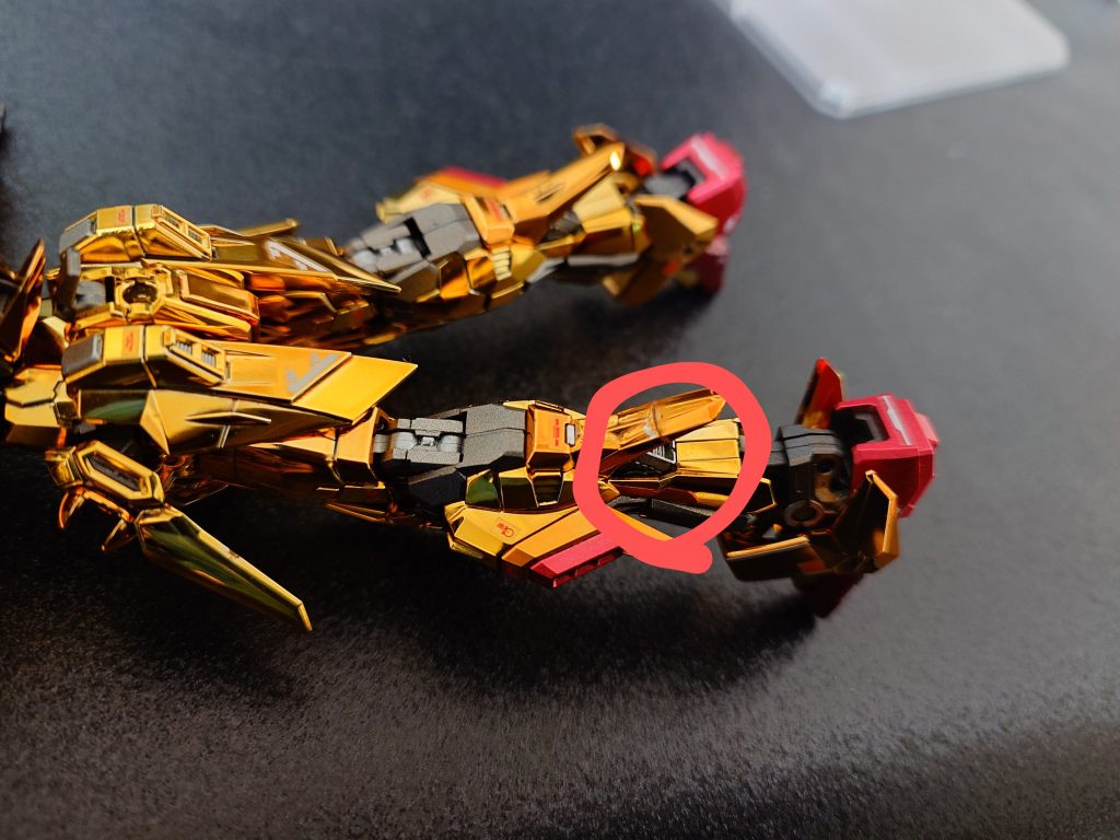 上の方でも触れた脚パーツの破損箇所です。塗装後のゼウスパーツは入りにくいのもあってちょっと強めに差し込むとおそらく逝ってしまわれるので注意です！