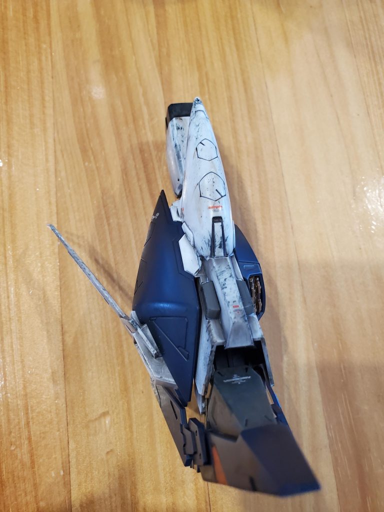 足は少し多めに汚そうと思ってたけど、よく考えたらミノフスキーフライトユニット搭載してて地表には降り立たないのにこんなに汚してどうすんのよ…って後から気付いた。