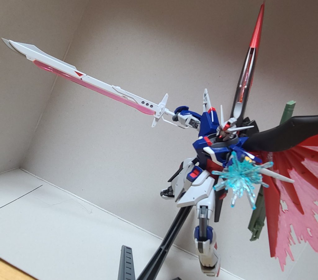 アロンダイト+パルマで。アロンダイトには部分塗装と先端の実体剣部分は少しやすりでシャープにしたりしたんですけど…目立ちませんね。